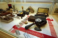 Ausstellung &quotFaszination Bart"
Erffnung am 19. Mrz 2004 im Leinfelder Haus in Leinfelden durch Oberbrgermeister Roland Klenk und Jrgen Burkhardt, Prsident und &quotAusstellungsmacher" von Bart & Kultur Club &quotBelle Moustache" e.V