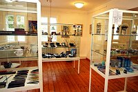 Ausstellung &quotFaszination Bart"
Erffnung am 19. Mrz 2004 im Leinfelder Haus in Leinfelden durch Oberbrgermeister Roland Klenk und Jrgen Burkhardt, Prsident und &quotAusstellungsmacher" von Bart & Kultur Club &quotBelle Moustache" e.V