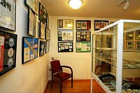 Ausstellung &quotFaszination Bart"
Erffnung am 19. Mrz 2004 im Leinfelder Haus in Leinfelden durch Oberbrgermeister Roland Klenk und Jrgen Burkhardt, Prsident und &quotAusstellungsmacher" von Bart & Kultur Club &quotBelle Moustache" e.V