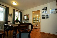 Ausstellung &quotFaszination Bart"
Erffnung am 19. Mrz 2004 im Leinfelder Haus in Leinfelden durch Oberbrgermeister Roland Klenk und Jrgen Burkhardt, Prsident und &quotAusstellungsmacher" von Bart & Kultur Club &quotBelle Moustache" e.V