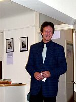 Ausstellung &quotFaszination Bart"
Eröffnung am 19. März 2004 im Leinfelder Haus in Leinfelden durch Oberbürgermeister Roland Klenk und Jürgen Burkhardt, Präsident und &quotAusstellungsmacher" von Bart & Kultur Club &quotBelle Moustache" e.V