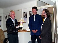 Ausstellung &quotFaszination Bart"
Eröffnung am 19. März 2004 im Leinfelder Haus in Leinfelden durch Oberbürgermeister Roland Klenk und Jürgen Burkhardt, Präsident und &quotAusstellungsmacher" von Bart & Kultur Club &quotBelle Moustache" e.V