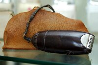 Ausstellung &quotFaszination Bart"
Eröffnung am 19. März 2004 im Leinfelder Haus in Leinfelden durch Oberbürgermeister Roland Klenk und Jürgen Burkhardt, Präsident und &quotAusstellungsmacher" von Bart & Kultur Club &quotBelle Moustache" e.V
