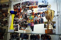 Ausstellung &quotFaszination Bart"
Eröffnung am 19. März 2004 im Leinfelder Haus in Leinfelden durch Oberbürgermeister Roland Klenk und Jürgen Burkhardt, Präsident und &quotAusstellungsmacher" von Bart & Kultur Club &quotBelle Moustache" e.V