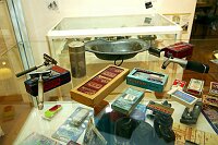 Ausstellung &quotFaszination Bart"
Eröffnung am 19. März 2004 im Leinfelder Haus in Leinfelden durch Oberbürgermeister Roland Klenk und Jürgen Burkhardt, Präsident und &quotAusstellungsmacher" von Bart & Kultur Club &quotBelle Moustache" e.V