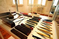 Ausstellung &quotFaszination Bart"
Eröffnung am 19. März 2004 im Leinfelder Haus in Leinfelden durch Oberbürgermeister Roland Klenk und Jürgen Burkhardt, Präsident und &quotAusstellungsmacher" von Bart & Kultur Club &quotBelle Moustache" e.V